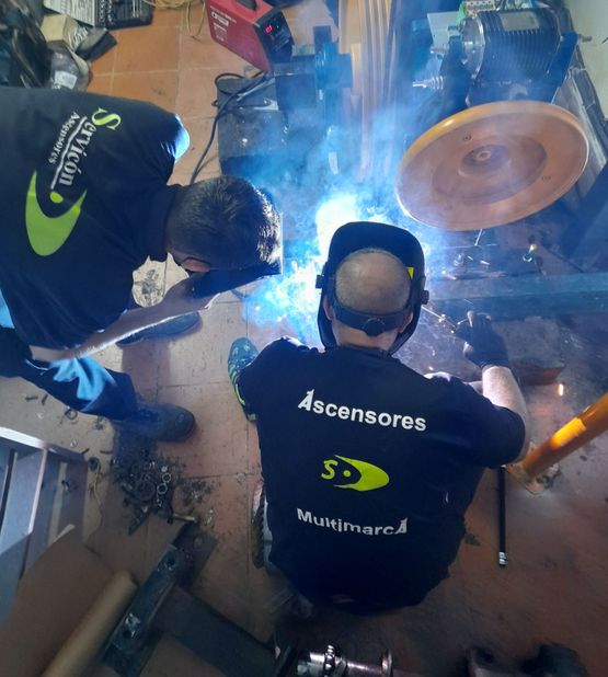 Operarios en trabajos de soldadura